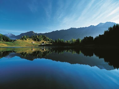 Mountainbikehotel: Urlaub in den Bergen
Der Kirchenwirt in Aigen im Ennstal ist umgeben von den Rottenmanner und Wölzer Tauern im Süden und dem Toten Gebirge im Norden. Etwas entfernt im Osten das Gesäuse und im Westen das Dachsteinmassiv.
Das Tal wird vom Grimming beherrscht: dieser Berg erhebt sich als Gebirgsstock, zum Dachsteingebirge gehörend, mitten aus der sonst recht flachen Talsohle und bietet bei jedem Wetter eine atemberaubende Naturkulisse.
Unsere Wandertipps für Sie:
1.) Zum Aussichtspunkt Stalingradkreuz bis max. 1.064 m, familienfreundlich
2.) Irdninger Moosrundwanderweg bis max. 673 m, familienfreundlich und barrierefrei
3.) Sallabergrunde bis max. 816 m, aussichtsreich, festes Schuhwerk benötigt
4.) Gratwanderung hoch über der Planneralm bis max. 2.008 m, hochalpine Wanderung
5.) Rundwanderung durch die Wörschachklamm zur Ruine Wolkenstein bis max. 915 m
 - Kirchenwirt Aigen