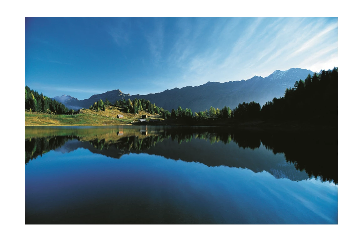 Mountainbikehotel: Urlaub in den Bergen
Der Kirchenwirt in Aigen im Ennstal ist umgeben von den Rottenmanner und Wölzer Tauern im Süden und dem Toten Gebirge im Norden. Etwas entfernt im Osten das Gesäuse und im Westen das Dachsteinmassiv.
Das Tal wird vom Grimming beherrscht: dieser Berg erhebt sich als Gebirgsstock, zum Dachsteingebirge gehörend, mitten aus der sonst recht flachen Talsohle und bietet bei jedem Wetter eine atemberaubende Naturkulisse.
Unsere Wandertipps für Sie:
1.) Zum Aussichtspunkt Stalingradkreuz bis max. 1.064 m, familienfreundlich
2.) Irdninger Moosrundwanderweg bis max. 673 m, familienfreundlich und barrierefrei
3.) Sallabergrunde bis max. 816 m, aussichtsreich, festes Schuhwerk benötigt
4.) Gratwanderung hoch über der Planneralm bis max. 2.008 m, hochalpine Wanderung
5.) Rundwanderung durch die Wörschachklamm zur Ruine Wolkenstein bis max. 915 m
 - Kirchenwirt Aigen