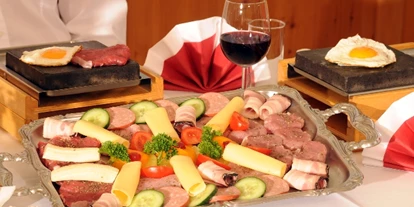 Mountainbike Urlaub - PLZ 8982 (Österreich) - Nach einem wunderschönen Tag kann man den Abend gemütlich bei unserem bekannten "STOA - Essen" und einem Glaser Wein ausklingen lassen. Hier der link dazu: https://www.youtube.com/watch?v=kmz3UPWYLOc
 - Kirchenwirt Aigen
