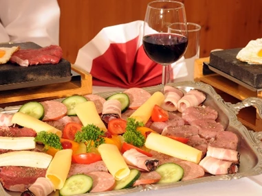 Mountainbikehotel: Nach einem wunderschönen Tag kann man den Abend gemütlich bei unserem bekannten "STOA - Essen" und einem Glaser Wein ausklingen lassen. Hier der link dazu: https://www.youtube.com/watch?v=kmz3UPWYLOc
 - Kirchenwirt Aigen