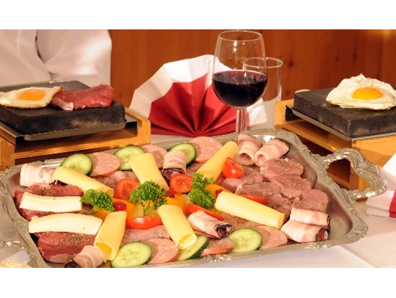 Mountainbikehotel: Nach einem wunderschönen Tag kann man den Abend gemütlich bei unserem bekannten "STOA - Essen" und einem Glaser Wein ausklingen lassen. Hier der link dazu: https://www.youtube.com/watch?v=kmz3UPWYLOc
 - Kirchenwirt Aigen