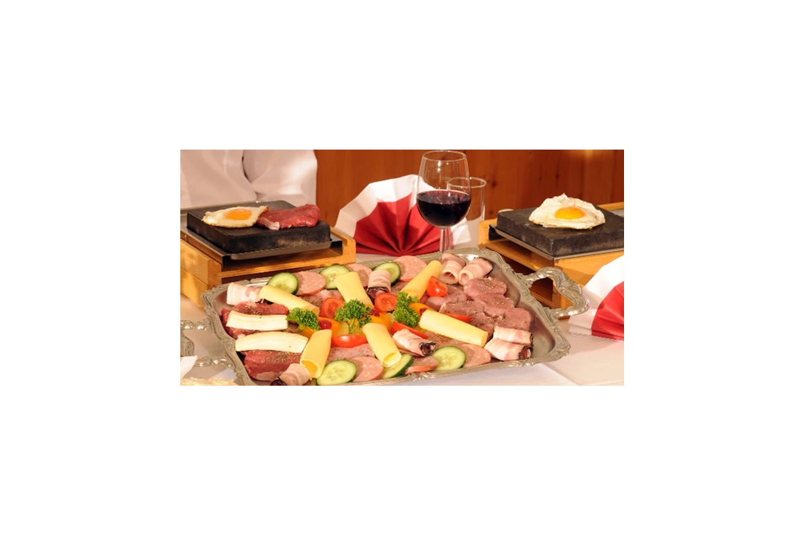 Mountainbikehotel: Nach einem wunderschönen Tag kann man den Abend gemütlich bei unserem bekannten "STOA - Essen" und einem Glaser Wein ausklingen lassen. Hier der link dazu: https://www.youtube.com/watch?v=kmz3UPWYLOc
 - Kirchenwirt Aigen