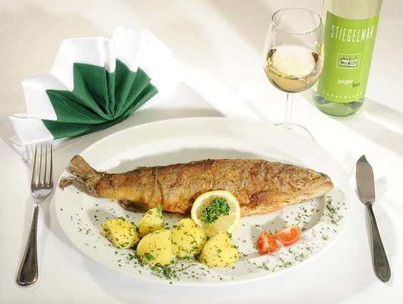 Mountainbikehotel: "Man nehme ein Maß an Kochkunst, jede Menge hochwertige Produkte, eine Prise Phantasie..."
... so könnte ein Rezept für die Zusammenstellung unserer Speisekarte beginnen.
Link für die Speisekarte: https://www.kirchenwirt-aigen.at/de/restaurant/speisekarte.php - Kirchenwirt Aigen