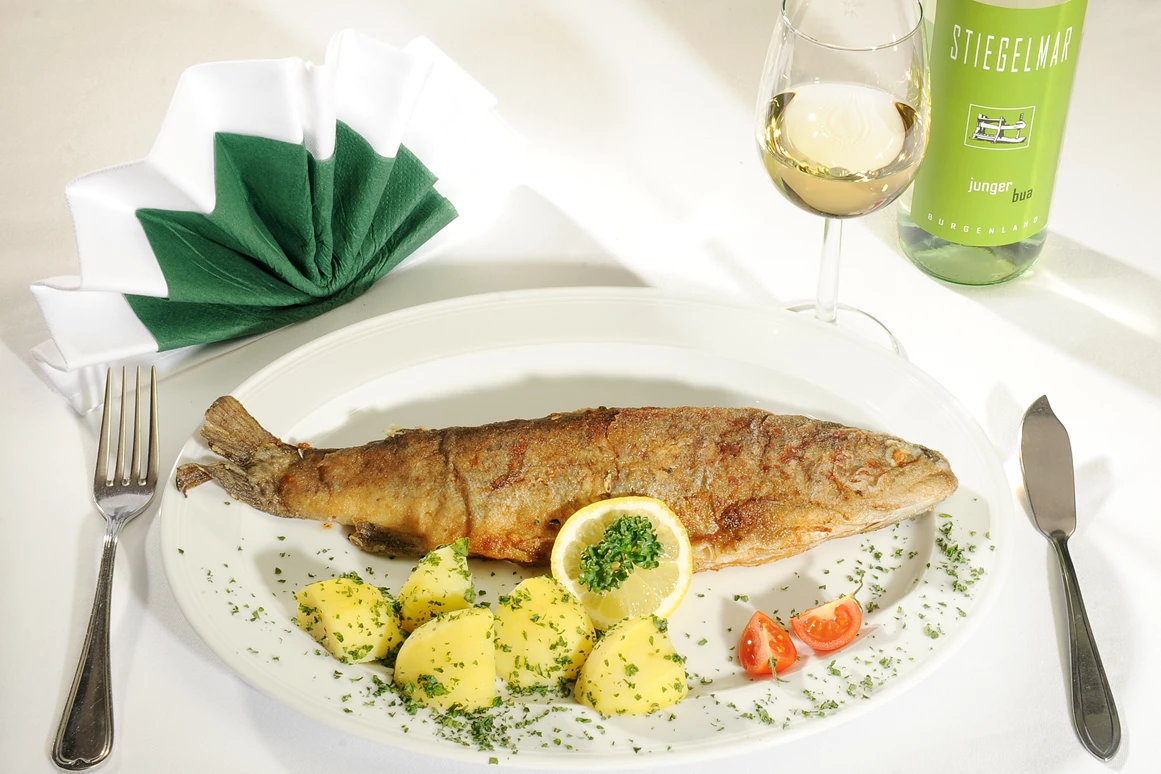 Mountainbikehotel: "Man nehme ein Maß an Kochkunst, jede Menge hochwertige Produkte, eine Prise Phantasie..."
... so könnte ein Rezept für die Zusammenstellung unserer Speisekarte beginnen.
Link für die Speisekarte: https://www.kirchenwirt-aigen.at/de/restaurant/speisekarte.php - Kirchenwirt Aigen