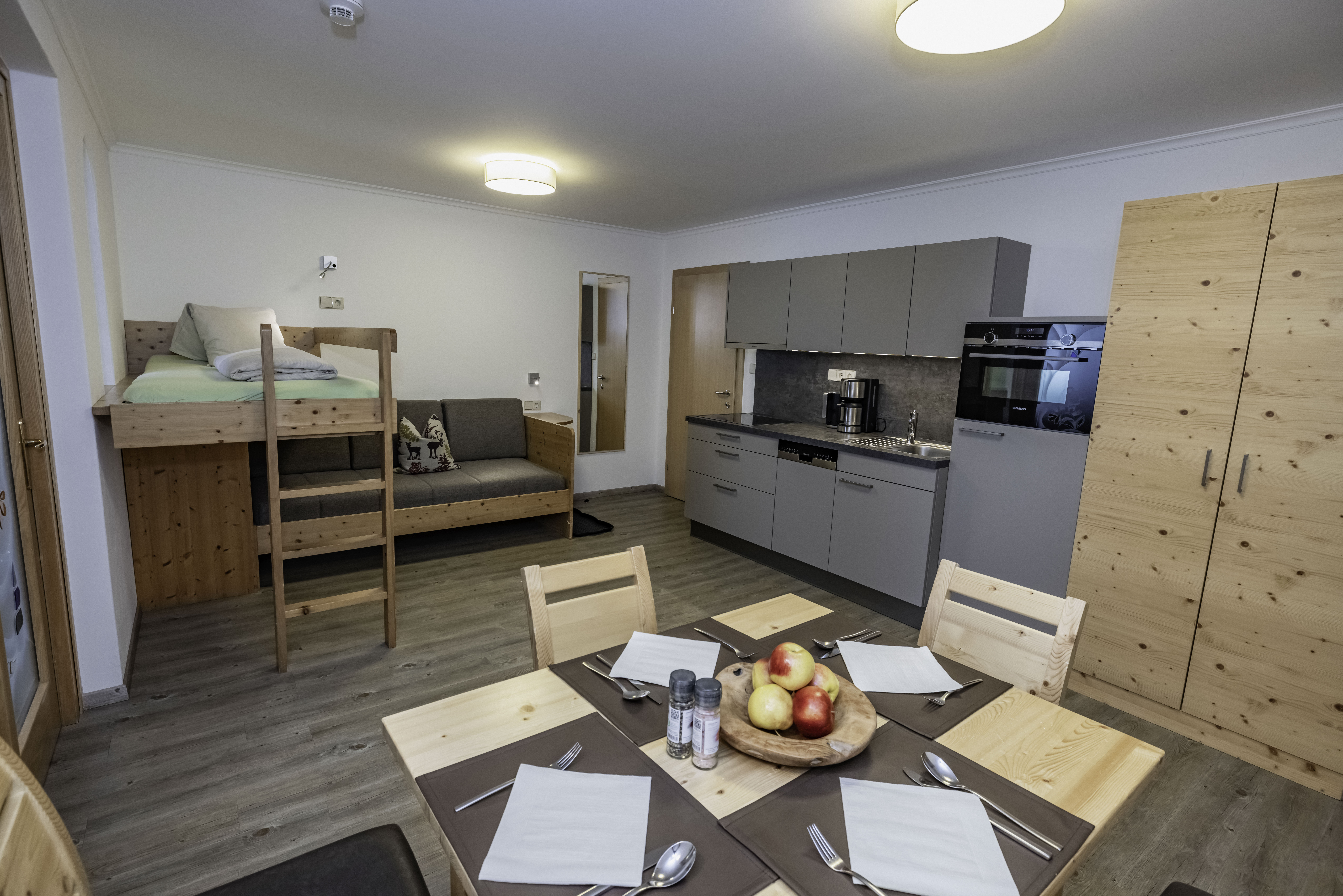 Mountainbikehotel: nawu_apartments_Apartment_Stachelbär_Essbereich_Küche_Schlafbereich2 - nawu apartments**** & Restaurant, die neue Leichtigkeit des Urlaubs