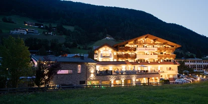Mountainbike Urlaub - Hotel-Schwerpunkt: Mountainbike & Wandern - Aussenansicht Sommer Abend - Activehotel Bergkönig