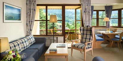 Mountainbike Urlaub - Hotel-Schwerpunkt: Mountainbike & Wandern - Standard-Apartment, Wohnbereich inklusive Sitzecke im Erker - Dorint Sporthotel Garmisch-Partenkirchen