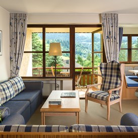 Mountainbikehotel: Standard-Apartment, Wohnbereich inklusive Sitzecke im Erker - Dorint Sporthotel Garmisch-Partenkirchen