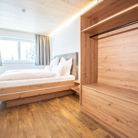 Mountainbikehotel: Große Schlafzimmer in den 2-Raum Chalets / Appartements - Alpengasthof Hörnlepass ***