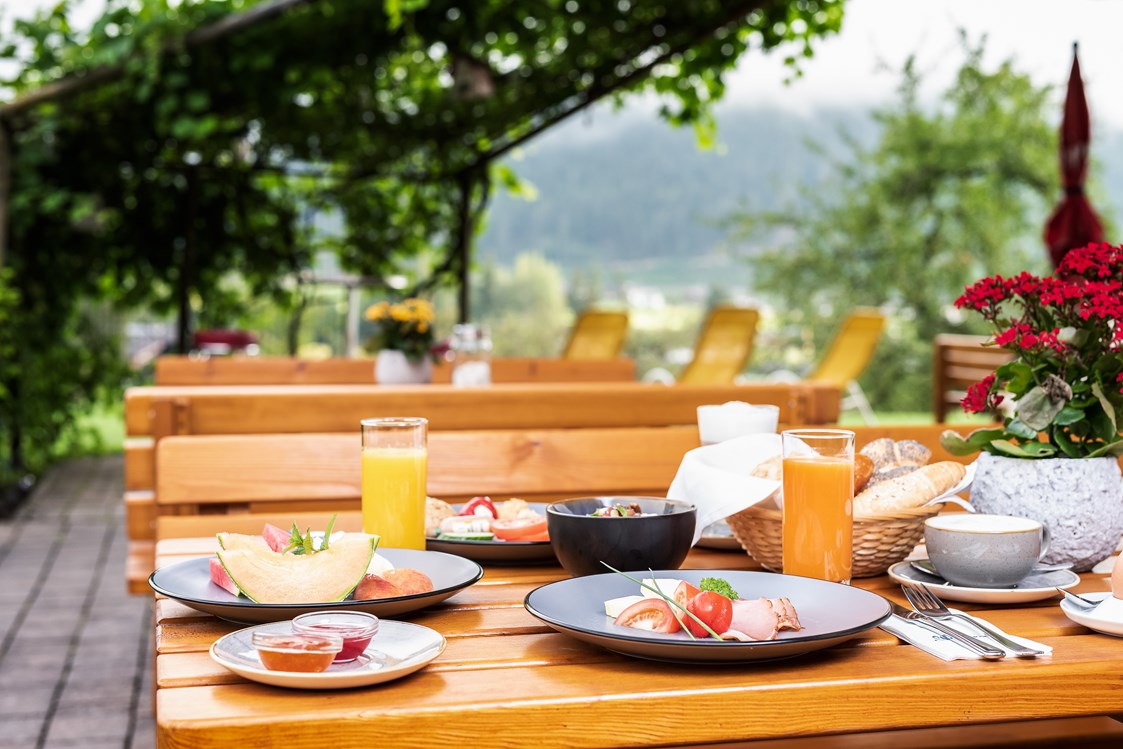 Mountainbikehotel: Stoa-Breakfast auf der Terrasse - Das Stoaberg