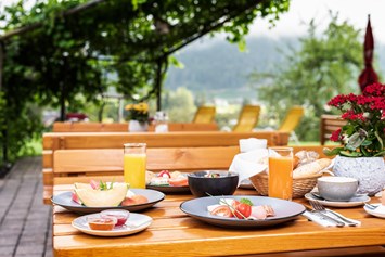 Mountainbikehotel: Stoa-Breakfast auf der Terrasse - Das Stoaberg