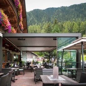 Mountainbikehotel: unsere Sonnenterrasse mit Pergola - Hotel Café Brunnenhof
