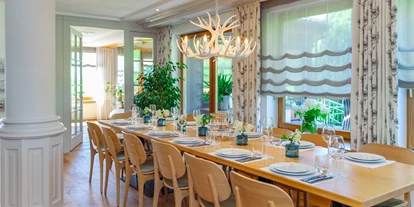 Mountainbike Urlaub - PLZ 79286 (Deutschland) - Festtafel im Living room Bergseele - Bergseele Privat- & Retreathotel Schwarzwald