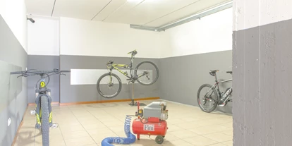 Mountainbike Urlaub - Umgebungsschwerpunkt: See - Geschlossener BIkekeller mit Videoüberwachung - Hotel Residence La Pertica