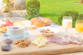 Mountainbikehotel: Frühstück auf der Terrasse - Hotel Residence La Pertica