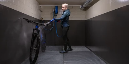 Mountainbike Urlaub - Umgebungsschwerpunkt: See - Bikeraum mit Wasch- und Reparaturbereich - Parkhotel Margna