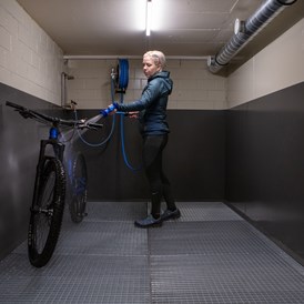 Mountainbikehotel: Bikeraum mit Wasch- und Reparaturbereich - Parkhotel Margna