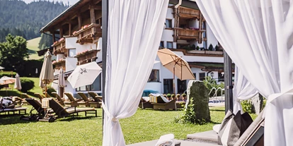 Mountainbike Urlaub - Ellmau - Liegewiese am Outdoorpool - Sporthotel Ellmau