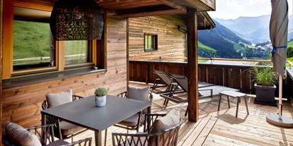 Mountainbike Urlaub - Hotel-Schwerpunkt: Mountainbike & Ruhe - Mei.Auszeit Balkon mit Sitzgelegenheit und Sonnenliegen - Mei.Berg