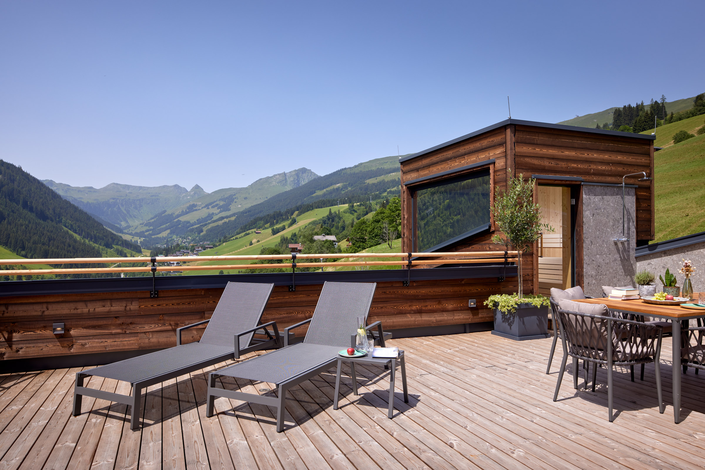 Mountainbikehotel: Sonnenterrasse am Dach im Mei.Penthouse mit Outdoor-Sauuna und Panorama Ausblick - Mei.Berg