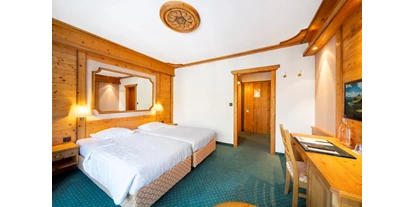 Mountainbike Urlaub - Umgebungsschwerpunkt: See - Nos chambres supérieures, non rénovées, dans un style montagnard, ont la vue sur les Alpes et se marient bien avec le décor - Hôtel-Restaurant Le Mont-Paisible ***