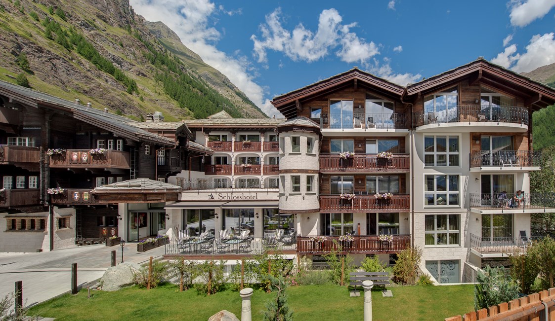 Mountainbikehotel: Aussenansicht Sommer  - SchlossHotel Zermatt