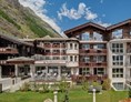 Mountainbikehotel: Aussenansicht Sommer  - SchlossHotel Zermatt