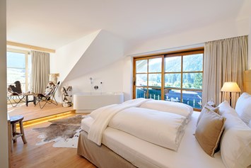Mountainbikehotel: Unikat-Zimmer Gipfelglück mit Badewanne und zwei Balkone - HUBERTUS Mountain Refugio Allgäu