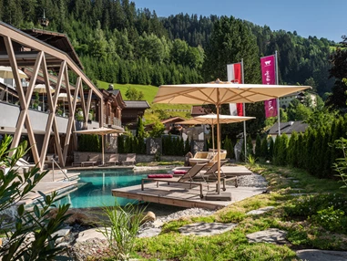 Mountainbikehotel: Außenansicht vom Hotel mit Naturpool - Hotel Gassner****Superior