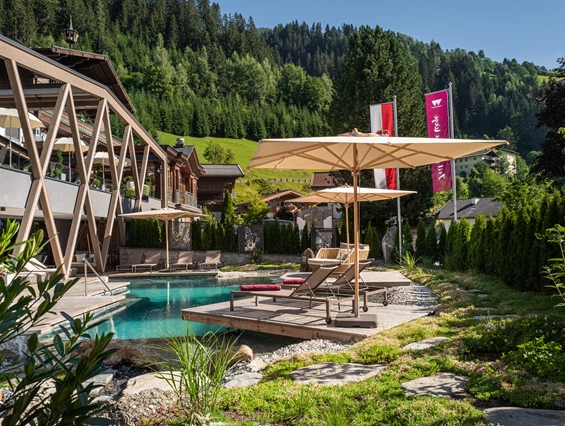 Mountainbikehotel: Außenansicht vom Hotel mit Naturpool - Hotel Gassner****Superior