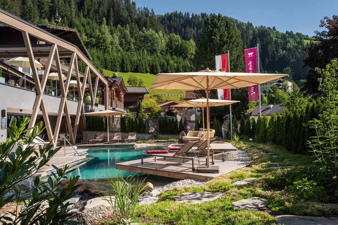 Mountainbikehotel: Außenansicht vom Hotel mit Naturpool - Hotel Gassner****Superior
