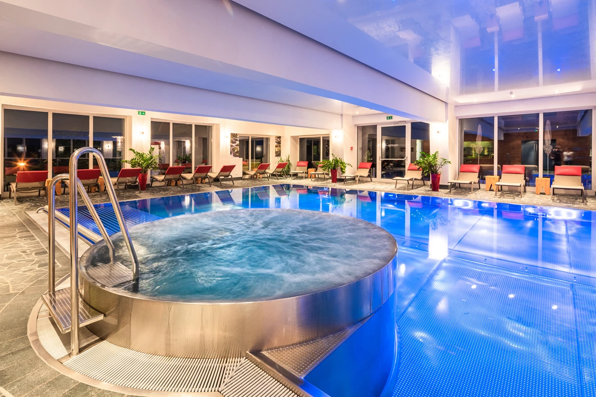 Mountainbikehotel: Farblichthallenbad mit Whirlpool - Hotel Gassner****Superior