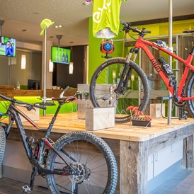 Mountainbikehotel: Werkbank in der Explorer Lounge - Explorer Hotel Garmisch