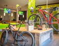 Mountainbikehotel: Werkbank in der Explorer Lounge - Explorer Hotel Garmisch