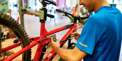 Mountainbike Urlaub - Hotel-Schwerpunkt: Mountainbike & Wandern - Werkbank in der Explorer Lounge - Explorer Hotel Garmisch