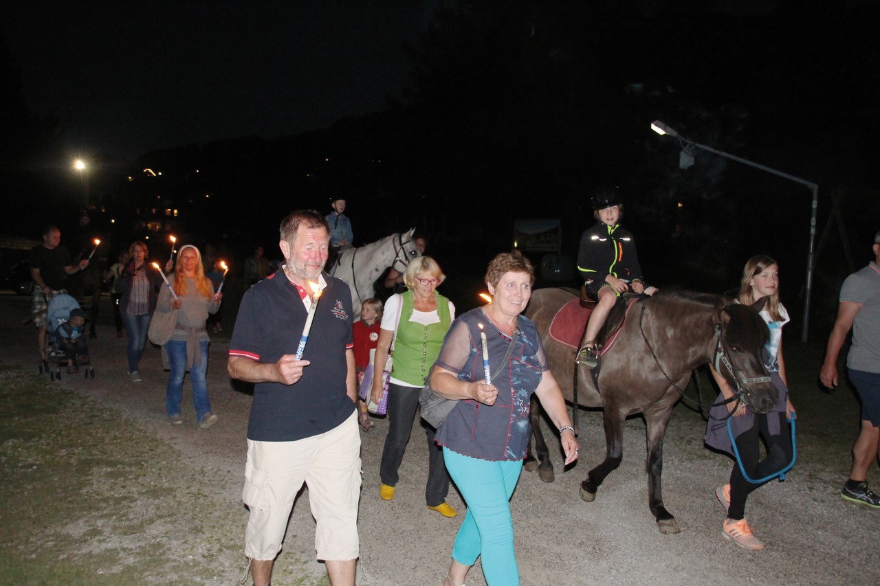Trattlers Hof-Chalets Ausflugsziele Fackelwanderungen mit Pferden