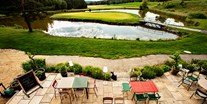 Mountainbike Urlaub - Schwimmen - Blick auf Restaurantterrasse und Golfplatz ©Inge Prader - Golfresort Haugschlag