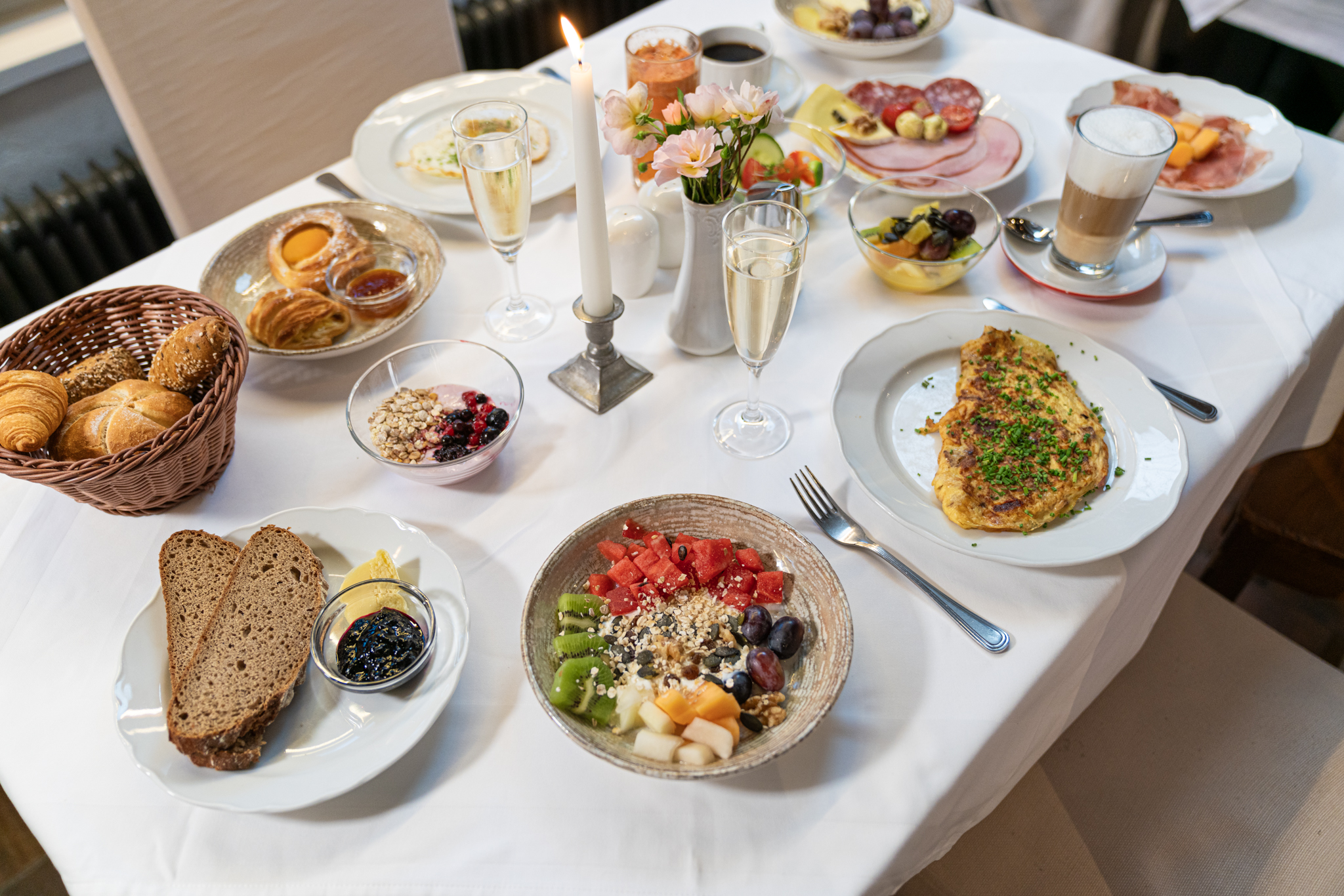 Mountainbikehotel: reichhaltiges Frühtsücksbuffet - Hotel GUT Trattlerhof & Chalets****S