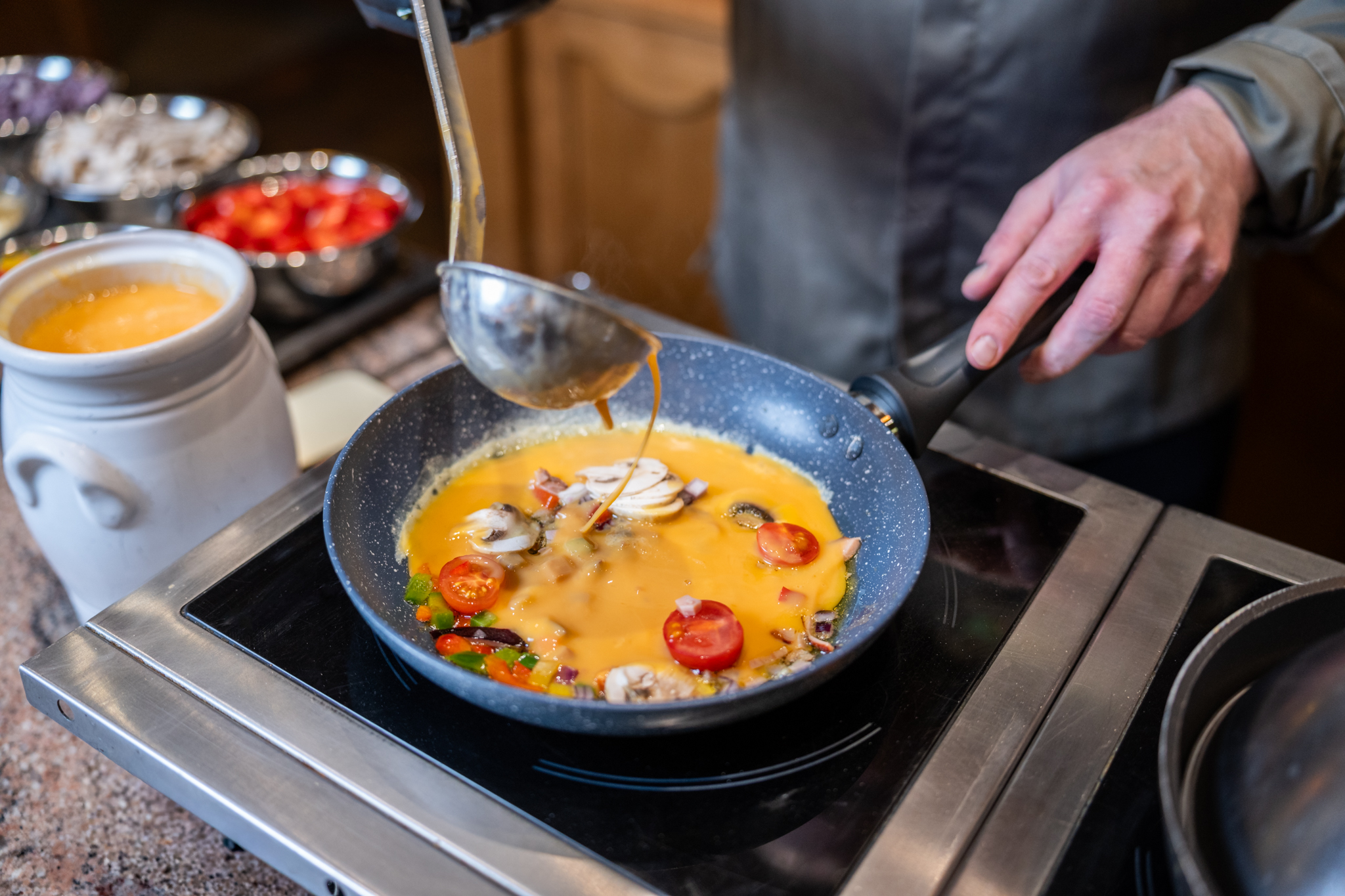 Mountainbikehotel: frisch zubereitete Gericht am Frühstücksbuffet - Hotel GUT Trattlerhof & Chalets****S