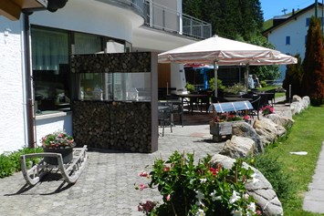 Mountainbikehotel: Zugang Garten Terrasse Minigolf - BIKE Hotel Pizzeria Mittenwald Flumserberg T'heim