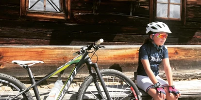 Mountainbike Urlaub - PLZ 8982 (Österreich) - Als Bike Hotel wissen wir, was unsere sportlichen Gäste wollen und richten unsere Leistungen und Angebote danach aus. Entsprechend sportlich, leger und ungezwungen ist die Atmosphäre im Haus. Bikergerechte Ausstattung, Verpflegung und Beratung sind ebenso garantiert wie Tourenbesprechungen. - Hotel Annelies