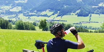 Mountainbike Urlaub - PLZ 8982 (Österreich) - 
MTB Guide Schladming Dachstein Ramsau
Einzigartiges E-Bike Erlebnis - exklusiv geführt. 
Für sportliche E-Biker aufgepasst! Roland, der Chef des Hauses und der ehemalige Nordische Kombinierer Paul Gerstgraser zeigen Ihnen mit dem E-Bike exklusiv die schönsten Seiten der Region Schladming-Dachstein. Der ausgebildete Mountainbike-Guide Roland und Paul führen Sie an die geheimen Plätze fernab der Tourismusströme. Sehr persönlich geführt werden Sie nach dieser Tour garantiert mit einem Lächeln im Gesicht zurückkehren.  
Erleben Sie die Region aus völlig neuen Perspektiven und sammeln Sie Momente, die in Erinnerung bleiben. 
Wir stehen dir bei Fragen natürlich jederzeit persönlich zur Verfügung. - Hotel Annelies