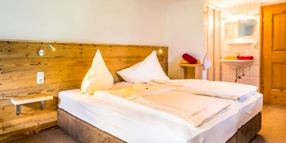 Mountainbike Urlaub - Ellmau - Zimmer mit Badezimmer im Chalet Bascht - Chalets Marolden