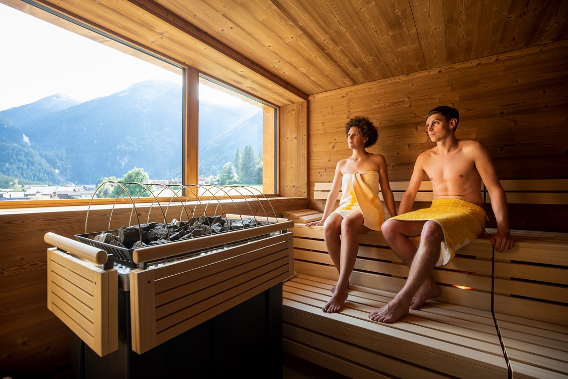 Mountainbikehotel: Finnische Sauna mit Blick zum Wasserfall - Hotel Post Krimml