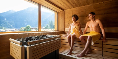 Mountainbike Urlaub - Ellmau - Finnische Sauna mit Blick zum Wasserfall - Hotel Post Krimml