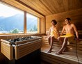Mountainbikehotel: Finnische Sauna mit Blick zum Wasserfall - Hotel Post Krimml