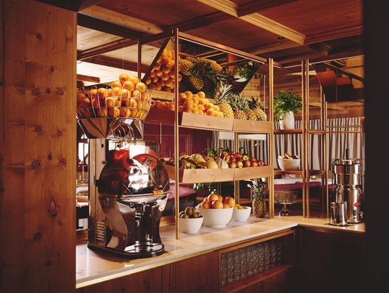 Mountainbikehotel: Saftraum und Frühstücksbuffet im Burg Hotel  - Burg Hotel Oberlech