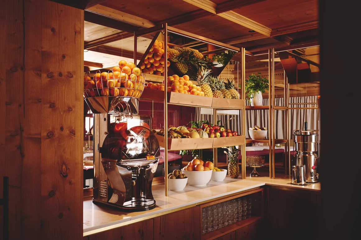 Mountainbikehotel: Saftraum und Frühstücksbuffet im Burg Hotel  - Burg Hotel Oberlech