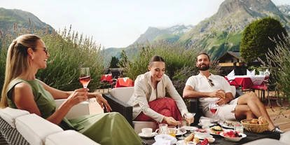 Mountainbike Urlaub - Sauna - Bad Hindelang Unterjoch - Frühstück auf der Sonnenterrasse des Burg Hotels  - Burg Hotel Oberlech