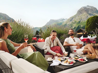 Mountainbikehotel: Frühstück auf der Sonnenterrasse des Burg Hotels  - Burg Hotel Oberlech